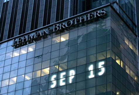 Il Crollo di Lehman Brothers: Crisi Finanziaria Globale e la Nascita di un Nuovo Ordine Economico